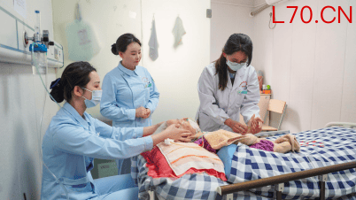 　　图：医护人员为失能老人提供照护服务