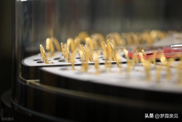 国内金饰克价明显回落，每克降15-23元，刚需买金更划算