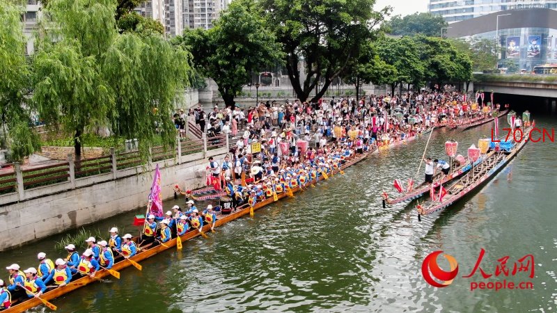 广州猎德村龙船采青现场气氛热烈。人民网 韩宇轩摄