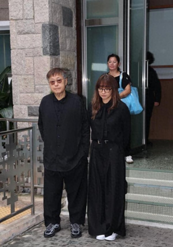 香港电影人出殡儿子捧遗照，钟楚红送别泣不成声，刘德华送了花牌