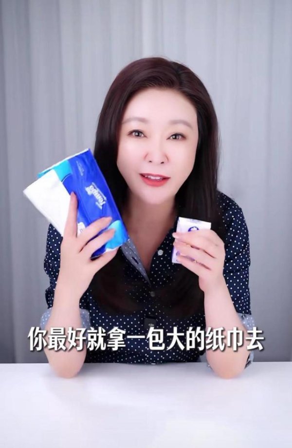王小骞力荐《给阿嬷的情书》，建议观众带大包纸巾去看