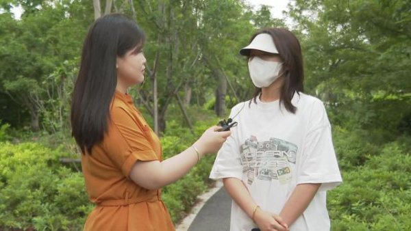女子浴场内遭陌生男子闯入看光，向男子及浴场各索赔1万元，浴场回应