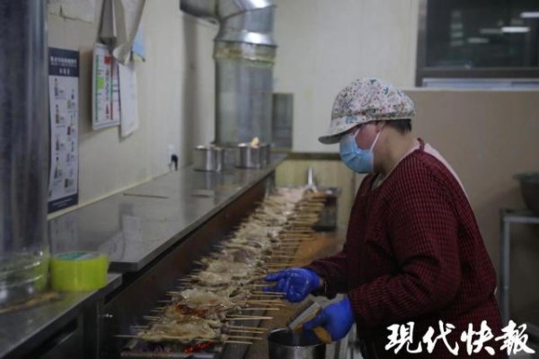 “鹅腿阿姨”回应“用鸭腿代替鹅腿”：因进不到食材改卖鸭腿；准备去市场监管局配合相关工作