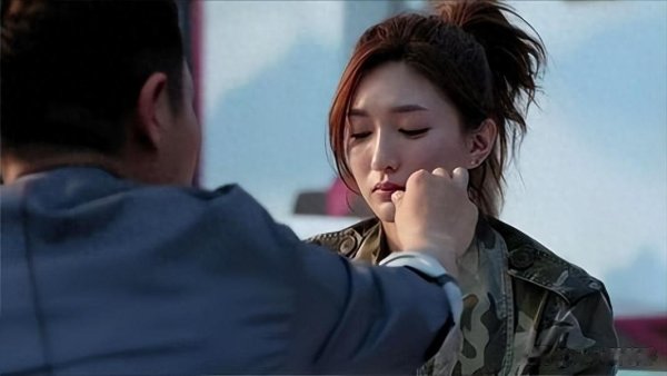 女人在这4个时刻“冷”你, 是希望你主动一点, 男人别误会了她!